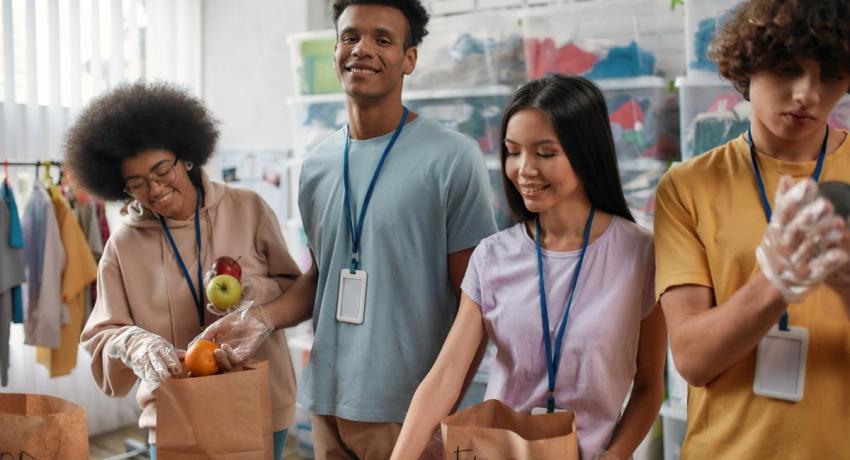 Teens volunteering